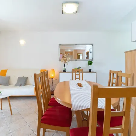 Holiday home Diana - Two Bedroom With Terrace And Sea View Otocic Osjak