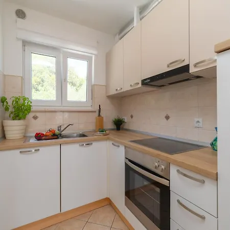 Diana - Two Bedroom With Terrace And Sea View Vikendica *
