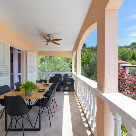 Holiday home Diana - Two Bedroom With Terrace And Sea View Otocic Osjak